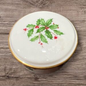 Lenox Dimensions Holiday Collection Holly & Berries Round Trinket Box Gold Band